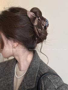 French Vintage Velvet Hair Claw Womens Folded Shark Clamp Stylish Sensation New 2025 Back of Head Hair Clip Fashion Accessory