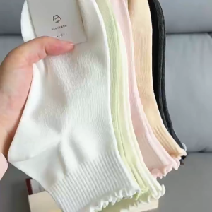 CEEKEY ถุงเท้าลูกไม้ ถุงเท้ากลางฤดูใบไม้ร่วงและฤดูหนาวสำหรับเด็ก ถุงเท้าผ้าฝ้ายสีทึบ ถุงเท้าสตรีฤดูใบไม้ร่วงและฤดูใบไม้ร่วง