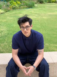 เสื้อโปโลแขนสั้นผู้ชายสีน้ำเงินเข้ม ทรงหลวม ทรงปกติ ฤดูร้อน 2025 แขนสั้น ปกโปโล ทรงหลวม แขนสั้น ทรงปกติ แขนสั้น