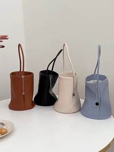 กระเป๋าสะพายขค่นไหล่ทรงถัง รุนมาร์กกี้ มี 4 สี เเต่งอะไหล่ด้านข้าง ดำ น้ำตาล ขาว ฟ้า เหลือง งานเเฟขั่นสไตส์ฮิต 2025 มี 4 สี ดำ ครีม น้ำตาล ฟ้า