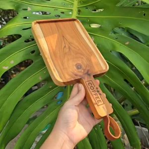 ถาดไม้สัก มีด้ามจับ พร้อมสายห้อย สายหนังวัวแท้ ขนาด ก15×ยาว29×หนา2 ซม. ถาดไม้ใส่อาหาร ถาดไม้มีด้ามจับ ถาดไม้สี่เหลี่ยม ถาดไม้ จานไม้ เลเซอร์ข้อความตามใจลูกค้า