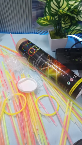 【YMJR】 100pcs/stik cahaya warna-warni untuk festival dan pesta / Hari Nasional / perjalanan / berkemah / gelang cahaya untuk konser / gelang mainan anak DIY / tongkat peri / stik cahaya warna-warni