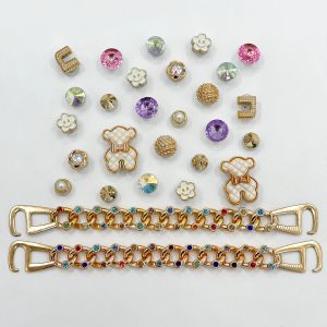 Crocs Jibbitz สุดหรู26ชิ้นหัวเข็มขัดรองเท้าเพชรคริสตัลหมีขาวที่ถอดออกได้ของตกแต่งโซ่รองเท้าสำหรับ Crocs