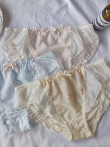 น่ารัก น้ําแข็ง ผ้าไหม สามเหลี่ยม กางเกงชั้นในหญิง ลายดอกไม้ งานปัก สําหรับเด็กผู้หญิงต่ํา เอว ชุดชั้นในไนลอนวัยรุ่นหญิงด้านใน กางเกงขาสั้น