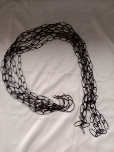 gantungan baju rantai oval hitam