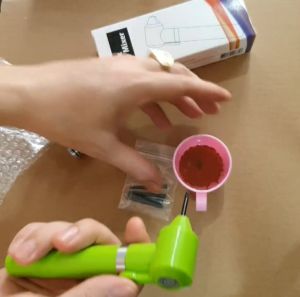 Máy đánh mực phun xăm có sẵn 2 pin tiểu và tặng kèm 5 đầu khuấy giá rẻ đủ màu sắc