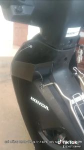 Giỏ hông xe Wave Alpha 110 Honda màu đenkín 100% gắn chắc chắn vào khung xe phù hợp cho việc đựng đồ cá nhân.