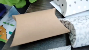 HUI กล่องกระดาษ ทรงหมอน ใส่ของชำร่วย เเจกของ วันเเต่งงาน งานบวช วันสำคัญต่างๆ