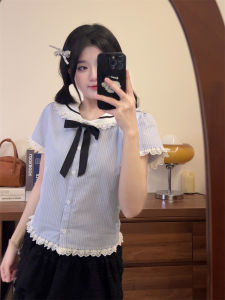 เสื้อยืดแขนสั้นผู้หญิงฤดูร้อนปี 2025 ทรงเข้ารูป คอปกสีน้ำเงิน ลายทาง ดีไซน์ปักลายผีเสื้อ ทรงเข้ารูป เสื้อตัวบน