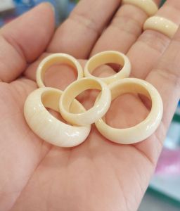 Nhẩn nhựa giả Ngà nhiều size dành cho Nam Nữ