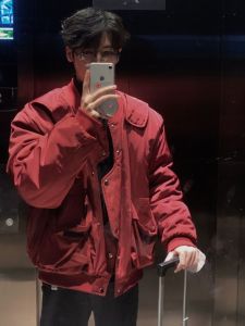 แจ็คเก็ตแบบสวมหัวแขนยาวทรงหลวมสไตล์สตรีทสำหรับผู้ชายในฤดูใบไม้ร่วง เสื้อเบสบอลสีแดง แจ็คเก็ตบุผ้าฝ้ายทรงพิเศษ