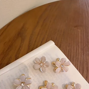 Jepit Rambut Poni Bentuk Bunga Kecil Korea 1 Pcs Jepit Mini Bunga Daisy Dua Sisi Double Side Crystal Flower Hair Claw Warna Pastel Korea Kawaii Jepitan Rambut Bunga Kepang ptt