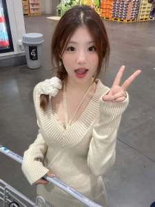 Soft Cozy V-Neck Long Sleeve Knitted Sweater Womens Casual Style Sweet College Fashion Slim Fit Chinese Brand Autumn New Arrival