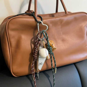 Miu Series พวงกุญแจสร้อยข้อมือทอกระเป๋าปีนเขาหัวเข็มขัดตกแต่ง หลากหลาย ใหม่ ดีไซน์ ทันสมัย อุปกรณ์เสริมแบรนด์จีน