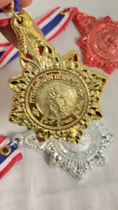 เหรียญรางวัล 12 บาท พลาสติกแข็ง (ชุด 50 และ 5 เหรียญ) สีทอง-สีเงิน-สีทองแดง แถมสายคล้องคอลายธงชาติฟรี