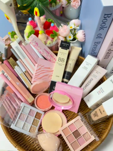 ชุดเครื่องสำอาง 8-27 ชิ้น พร้อมมาสคาร่าสีดำ คอนซีลเลอร์ อายไลเนอร์ ดินสอเขียนคิ้ว ลิปสติกและลิปกลอส แป้งบลัชออน ที่ดัดขนตา อายแชโดว์ รองพื้นเหลว แปรงแต่งหน้า แอปพลิเคเตอร์ ชุดคอนทัวร์แบบแท่ง 7 ชิ้น พัฟแป้ง และผงเฟซเพาเดอร์