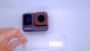BRDRC 1 Set Tempered Glass For Insta360 Ace Pro Pelindung Layar Film Dan Lensa Kamera Aksessories Camera Action Fotograpi Anti Gores Kaca Screen Protective Protection Films Wipes Tissue Lap Microfiber Tap Stiker Anti Debu Camera Aksi Olahraga