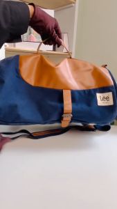 กระเป๋าเดินทาง กระเป๋าสะพาย ความจุขนาดใหญ่ ใส่ของได้ค่อนข้างเยอะ สะพายได้ 2 แบบ *มีตำหนินะคะ