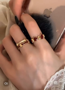 Ganten🍎Cincin Wanita Terbuka Tidak Beraturan Merah Anggur/Cincin Zirkon Emas/Cincin Kepribadian Sederhana Yang Dapat Disesuaikan COD