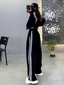 ชุดกีฬาลำลองแฟชั่นฤดูใบไม้ร่วง/ฤดูหนาวสำหรับผู้หญิง ชุดสองชิ้น เสื้อแจ็คเก็ตแขนสั้นสามแถบ + กางเกงขากว้าง ชุดแฟชั่นลำลอง