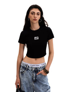 เสื้อยืดผู้หญิงทรงสลิมฟิตสไตล์สตรีทย้อนยุค แขนสั้น คอตั้ง เสื้อผ้าทำงานฤดูร้อน ระบายอากาศได้ดี ระบายความชื้นได้ดี แขนสั้น คอตั้ง