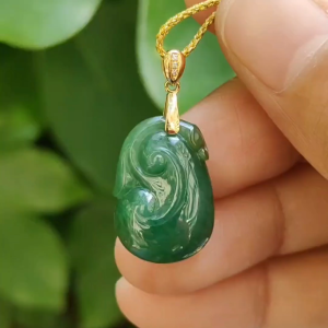 Myanmar Green Ruyi Pendant – Heirloom-Quality Jadeite 18K Gold & Diamonds (GD2203H017670 Sku: 18kp108)