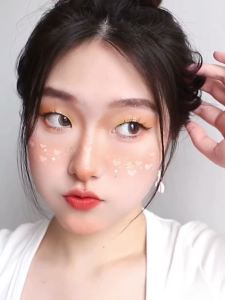 CARMELA卡梅拉幻彩星辰璀璨眼影盘三色亮片闪粉星河闪耀细腻贴肤CARMELA Colorful stars bright eye shadow plate three color sequins glittering pink stars delicate skin care