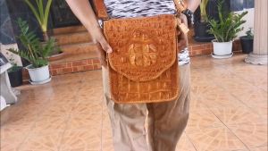 กระเป๋า สะพายหนังจระเข้ มาพร้อมกับสายสะพาย สีแทน สดใส