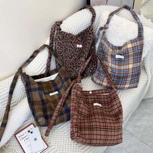 Retro Kẻ Caro Nữ Túi Đeo Vai 2024 Xu Hướng Mới Thoải Mái Túi Tote Túi Đeo Chéo Phong Cách Ins Kích Thước Lớn Polyester Họa Tiết Lưới