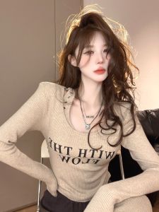 GUZILIAN | Áo thun nữ cổ vuông tay dài in chữ phong cách retro ngắn mùa thu Áo lót cơ bản hở vai không đều