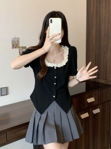 เสื้อยืดแขนสั้นคอเหลี่ยมสไตล์ฝรั่งเศสสำหรับผู้หญิงในฤดูร้อน เสื้อคาร์ดิแกนเปิดคอวีลายลูกไม้สีดำ เสื้อผ้าทำงานสไตล์เกาหลี