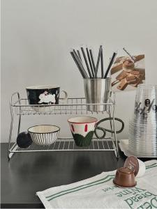 ชั้นวางของสองชั้นทำจากเหล็กไมโครเวฟสำหรับจัดระเบียบครีมกันเปื้อนในครัว ชั้นวางของสำหรับจัดระเบียบเครื่องมือในห้องน้ำ