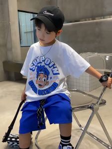 WANDER เสื้อยืดเด็กผู้ชาย ชุดเด็กผู้ชายเท่ๆ การออกแบบลวดลายที่ทันสมัย เสื้อแขนสั้นสำหรับเด็กผู้ชาย 2024 ฤดูร้อนใหม่ผ้าฝ้ายเกาหลีเวอร์ชั่นรอบคอ