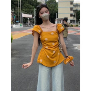 YUEZHONGWEI | Áo sơ mi nữ tay ngắn xếp ly cổ vuông thêu hoa màu vàng ôm vừa vặn mùa hè hở vai tay lỡ phong cách Hàn Quốc