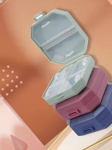 2025 รุ่นใหม่ 6 กล่องยาขนาดเล็กแบบสองชั้นแบบตาราง   กล่องจัดระเบียบยาพลาสติกแบบพกพา 6 ช่อง กันฝุ่น กล่องเก็บยาแบบพกพา