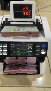 เครื่องนับธนบัตร เครื่องนับเงิน เครื่องนับแบงค์ สามารถนับเงินหลายชนิดในครั้งเดียว แสดงมูลค่ารวมได้ หน้าจอ Touch Screen ปรับสปีดการนับได้ นับได้ 15 สกุลเงิน ประกัน 1 ปี รุ่น AL-920A