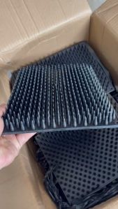 Bàn chông chống tắc kè cú mèo chất liệu nhựa đen cao cấp sắc nhọn.