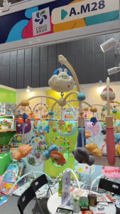 Đồ chơi xúc xắc treo nôi phát nhạc cho bé 9BABY xoay 360 độ với đèn sáng đẹp mắt và nhạc du dương