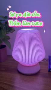 Đèn ngủ LED in 3D ba màu với thiết kế gân dọc và đế tròn.