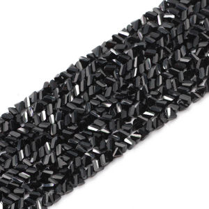 Tetrahedron สามเหลี่ยมคริสตัลออสเตรียลูกปัด 130pcs 4 มม.แก้วลูกปัดแบบหลวมสําหรับเครื่องประดับทําด้วยมือสร้อยข้อมือ DIY อุปกรณ์เสริม