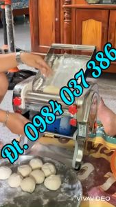 Máy cán bột bằng điện chuyên cán bột làm bánh bao FKM220 (Tặng kèm khuôn cắt mì)