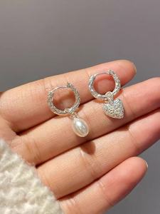 ต่างหูไข่มุกปลอมรูปหัวใจไม่สมมาตรดีไซน์เก๋ไก๋ ต่างหูสุดหรูหราสไตล์เย้ายวนใจสำหรับผู้หญิง