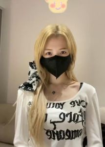 เสื้อยืดแขนยาวผู้หญิง ทรงครอป คอกว้าง ใส่แบบเปิดไหล่ได้ พิมพ์ลายตัวหนังสือ ผ้ายืดหยุ่น ใส่สบาย #0223