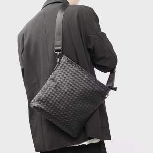 กระเป๋าสะพายข้างผู้ชายพาดลำตัว หนังPU สไตล์เกาหลี ทันสมัย ทอ หนัง กลางแจ้ง ลำลอง กระเป๋าสะพายข้างขนาดเล็กธุรกิจ