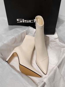 WANGGONGZHU | รองเท้าบูทหัวแหลมพื้นหนาแบบสวมสำหรับผู้หญิง รองเท้าบูทหนัง PU ฤดูหนาว 2024 ทรงหัวแหลม ทรงหัวมน รองเท้าบูทส้นสูงสำหรับผู้หญิง