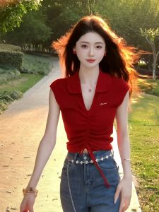 เสื้อยืดคอกว้างสีแดงแขนสั้นถักสไตล์เกาหลีสำหรับผู้หญิงในช่วงฤดูร้อน เสื้อตัวบนทรงเข้ารูปแบบใหม่ที่ไม่ซ้ำใคร