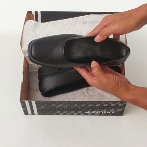 Zeintin: Sepatu Pantofel Hitam Kasual Formal Fashion Sepatu Kerja Wanita ZO