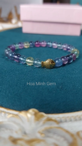 Vòng tay phong thủy đá Fluorite size hạt 6.8 li phối charm xỏ ngang cá chép xi vàng thanh lịch tài lộc | Hoa Minh Gem