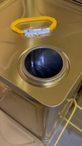 ปี๊บแกลลอนทรงเหลี่ยม 18ลิตร ถังใส่น้ำมัน18L ปี๊บทรงสี่เหลี่ยม แกลลอนขนาด18ลิตร ปี๊บเปล่า ปี๊บใหม่ ปี๊บ ปี๊บใส่น้ำมัน ปี๊บอัดหน่อไม้ ถังสังกะสี