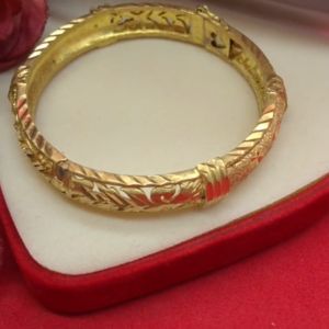 กำไลคลิปล็อคงานดิบทองเหลืองตัดลายสลับจิก เส้นผ่านศูนย์กลาง 5.3 ซม.งานดิบไม่ได้ชุบ ทองเหลืองโบราณ พร้อมส่ง